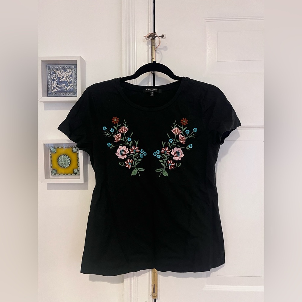 Romeo & Juliet Couture Black Tee with Floral Embroidery M